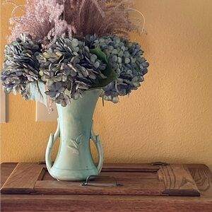 VINTAGE USA McCOY VASE. LIGHT TURQUOISE COLOR. DOUBLE HANDLES.